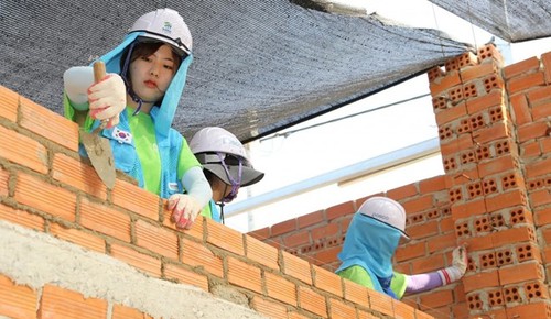International volunteers build houses for the poor in Phu Tho - ảnh 1